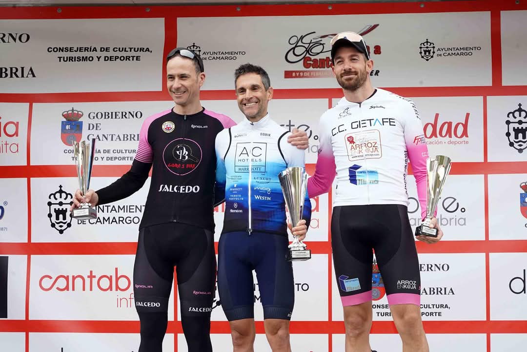 Fotos de podio Final de la Vuelta a Cantabria Màster. 
Cortesía <a href="/DiegoMovellan/">Diego Movellán Lombilla</a>
