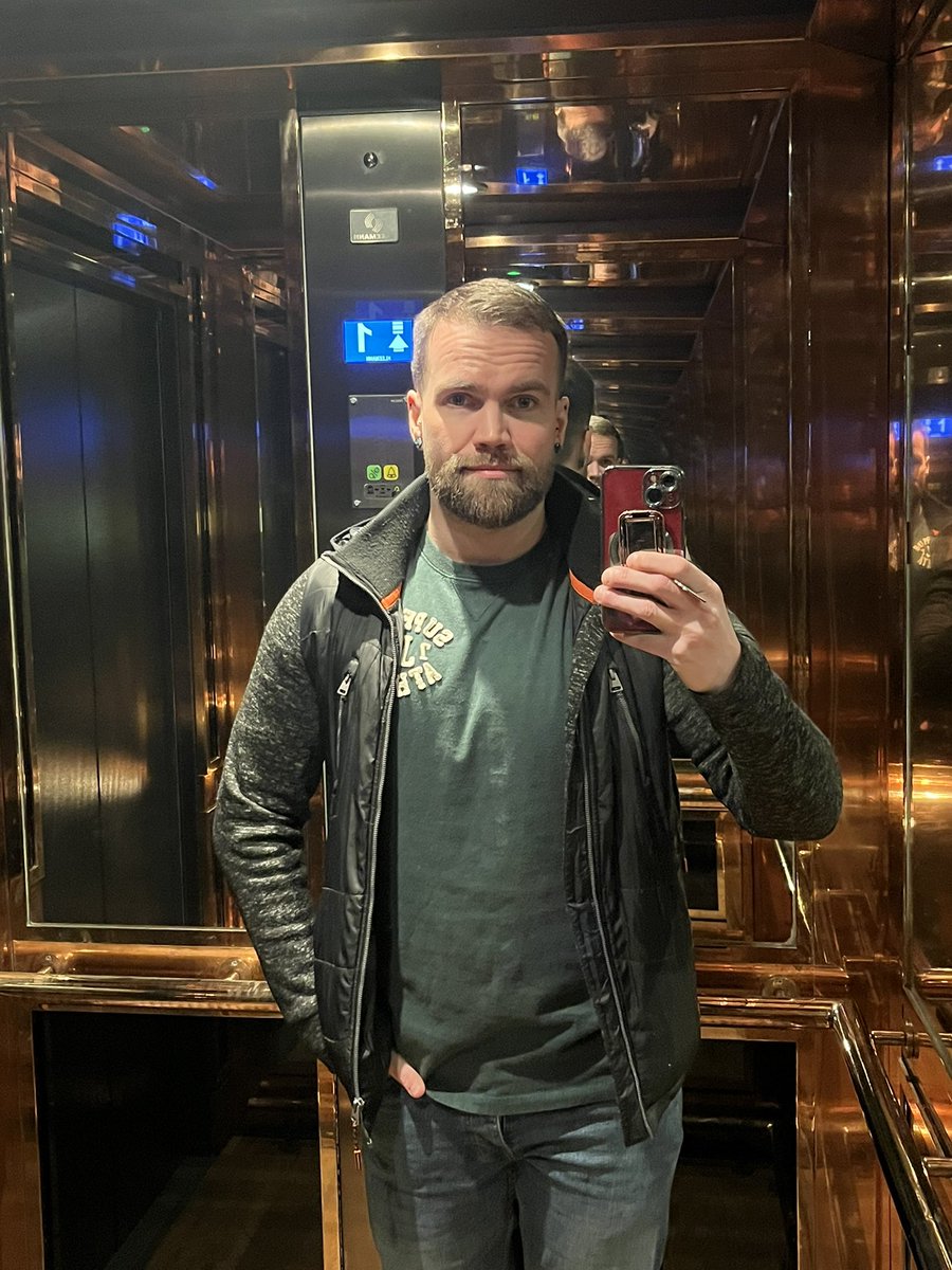 DudeFaceGeoffy's tweet photo. Out for a friends birthday dinner https://t.co/K5XEwylRaY