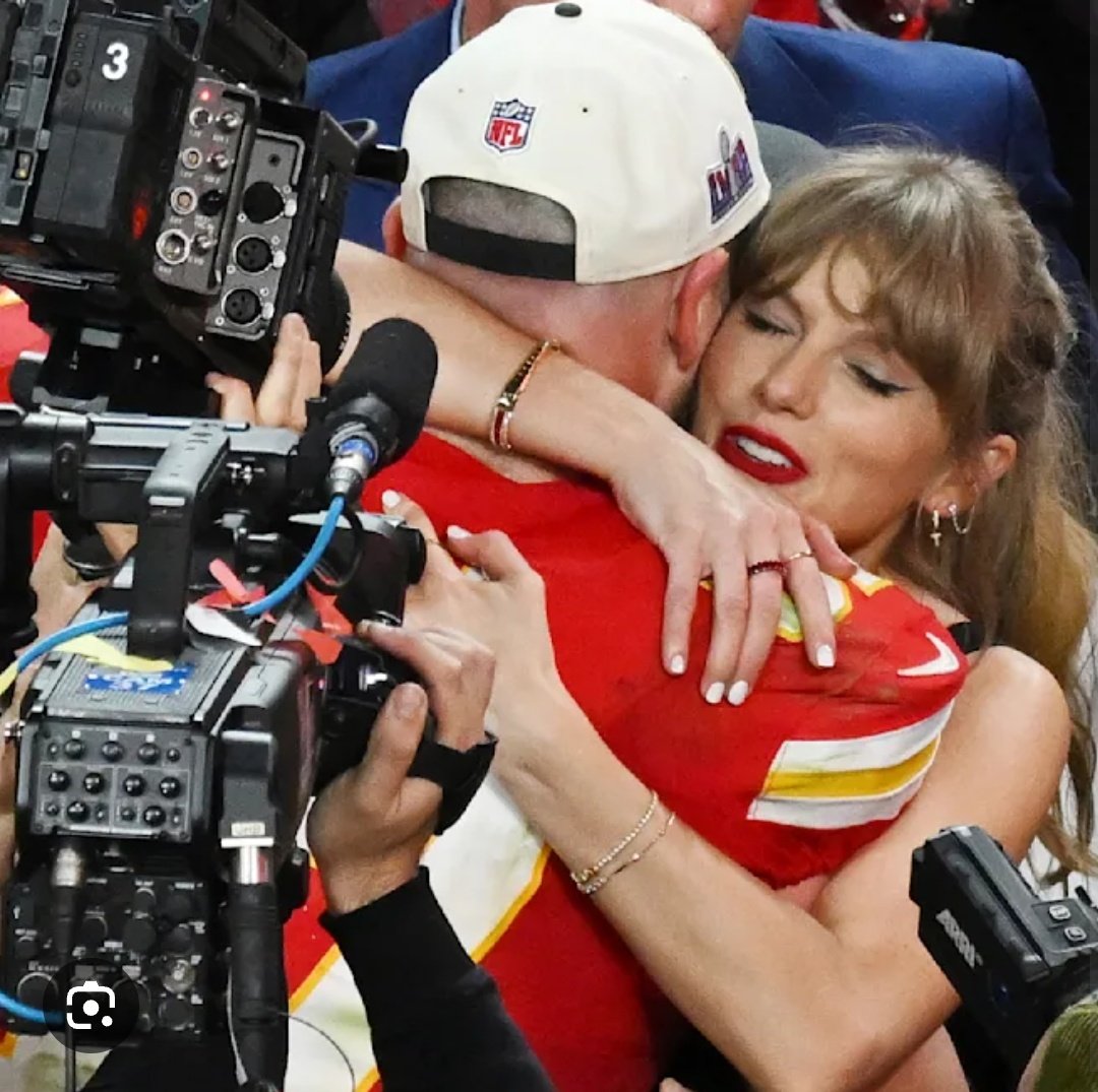 JulioCesarUV's tweet photo. en la tarde ganando la presidencia de ecuador y en la noche ganando el super bolw viva taylor swift paro https://t.co/mGjt17Cxrc