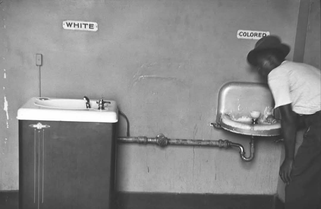 Non esistono le razze, esistono i razzisti.

Rita Levi Montalcini

Elliot Erwitt

Aspettando #blob