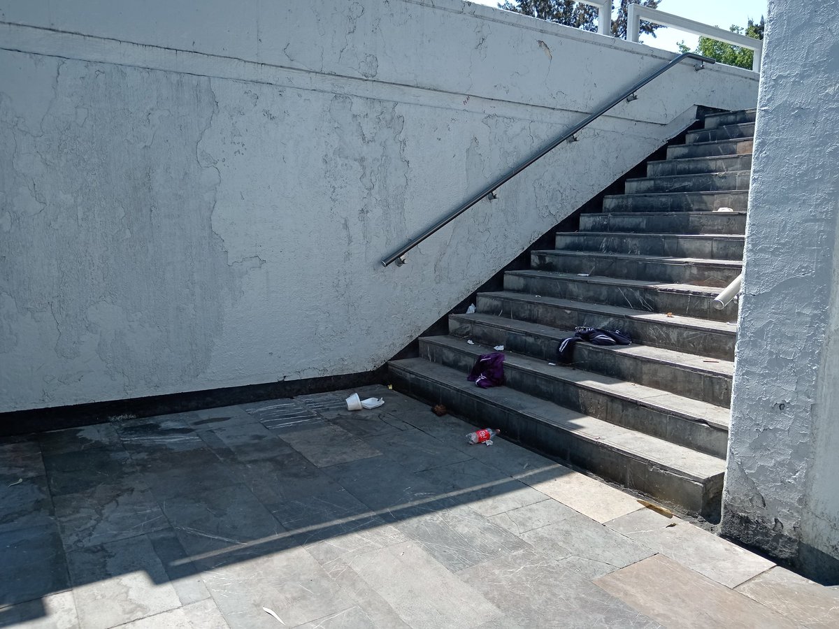 ircarmona's tweet photo. @MetroCDMX buenas tardes si pudieran enviar personal para que limpien el acceso a la estación candelaria L4 del lado de la cámara de diputados ya que esta muy sucia. https://t.co/8azBCvm6bP