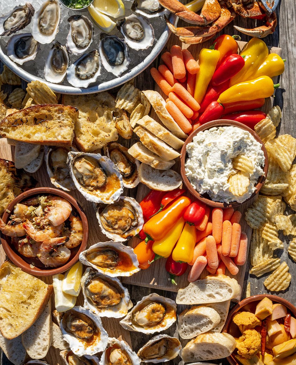 hogislandoyster's tweet image. No matter who wins today, you can&apos;t lose with a spread like this! 🏈 Happy Super Bowl slurping y&apos;all! // #HogIslandOysterCo #SuperBowl #Football #Seafood