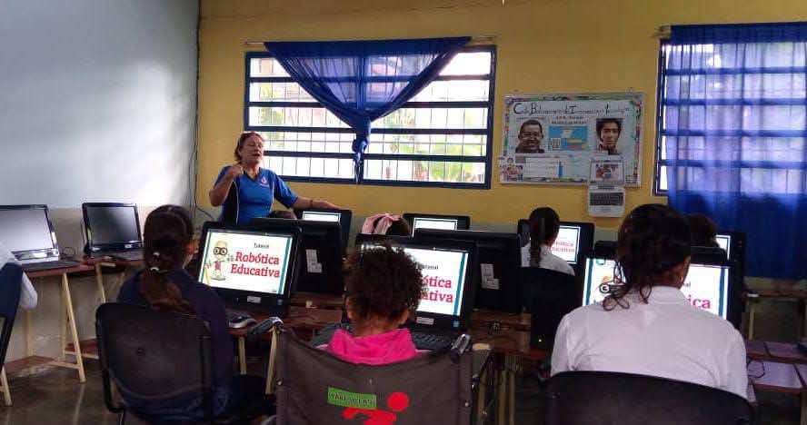 #09Feb 🖥️ La educación se puede enriquecer con herramientas tecnológicas que fomentan el aprendizaje activo, exploración y la construcción. Fundabit: tecnología al servicio de la formación integral de nuestros estudiantes. #Fundabit24Años
<a href="/NicolasMaduro/">Nicolás Maduro</a>
<a href="/MPPEDUCACION/">MPPEDUCACION</a>
<a href="/Fundabit_/">FundabitOficial</a>