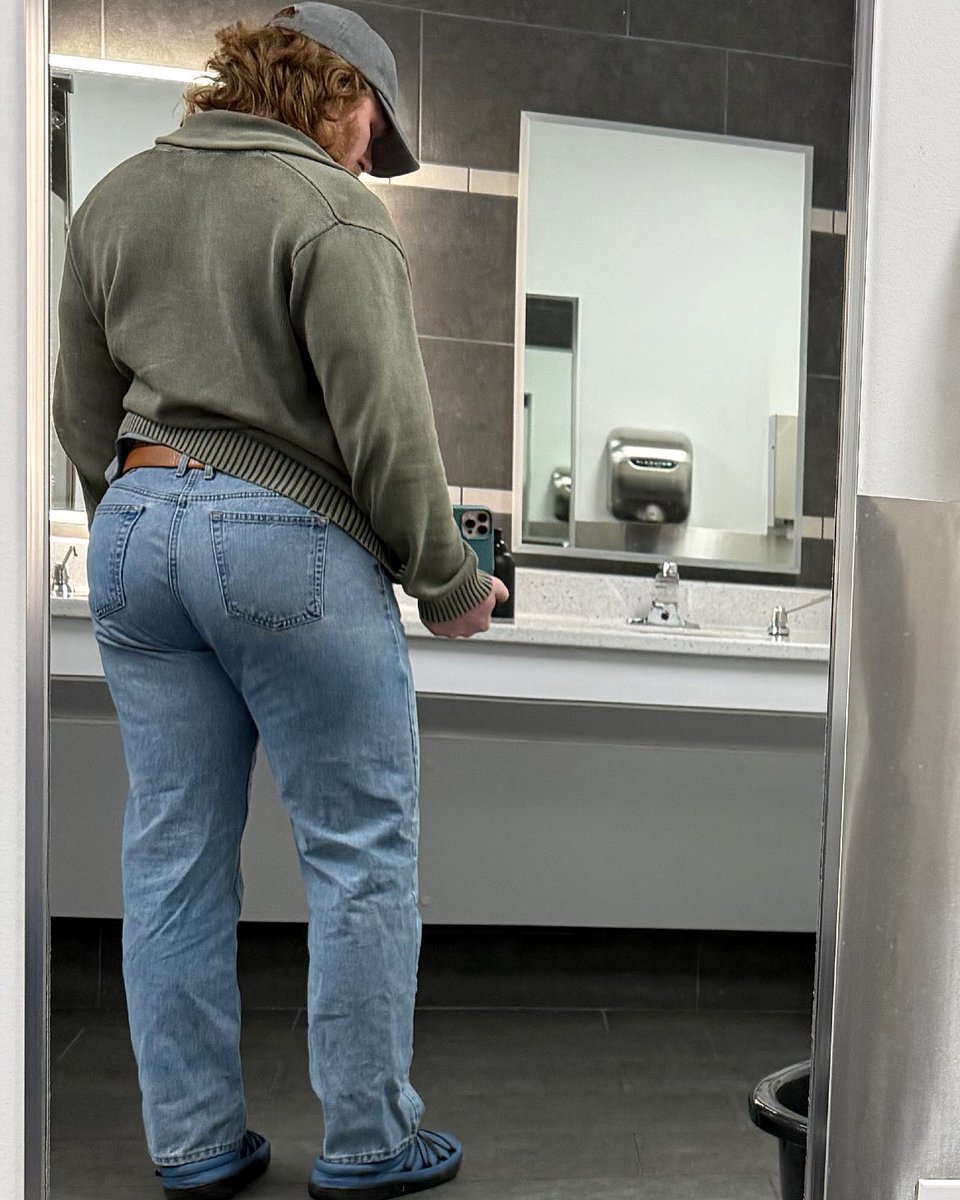 I’m liking these jeans 
#gay #gaytwitter