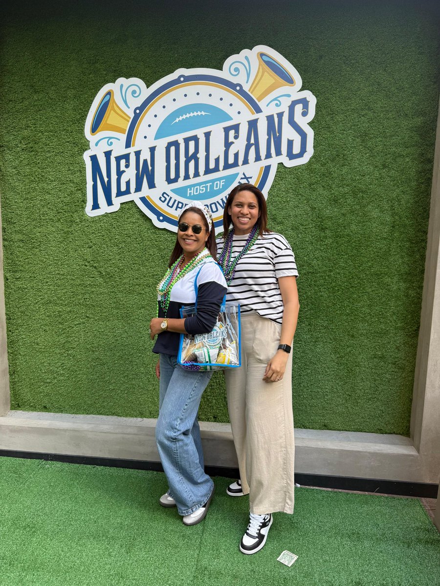 Disfruté del parade oficial del Super Bowl 2025 desde el Gallier Hall, sede de la alcaldía de Nueva Orleans. Experiencia única presenciar este desfile, que no solo celebró el regreso del Super Bowl a la ciudad, sino que también rindió homenaje a la esencia del Mardi Gras.