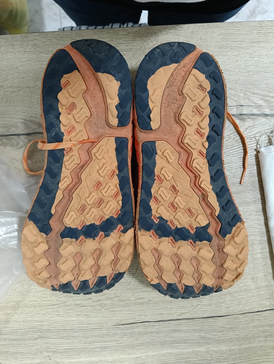 RafaPicazo6's tweet photo. Hola @AltraSpain,  me podéis explicar como puede ser que la reparación de estas zapatillas con 5 meses no entren en garantía? https://t.co/vPe1Fo3PhY