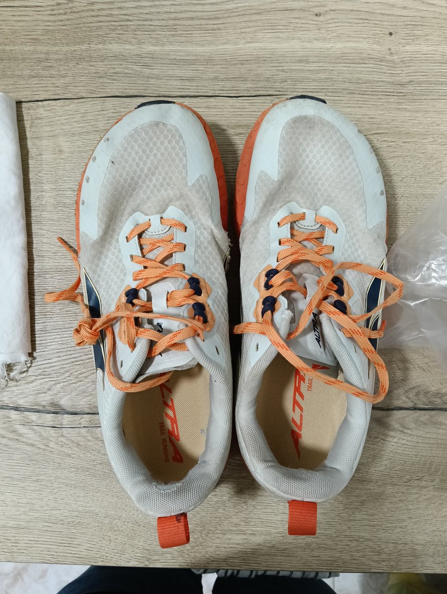 RafaPicazo6's tweet photo. Hola @AltraSpain,  me podéis explicar como puede ser que la reparación de estas zapatillas con 5 meses no entren en garantía? https://t.co/vPe1Fo3PhY