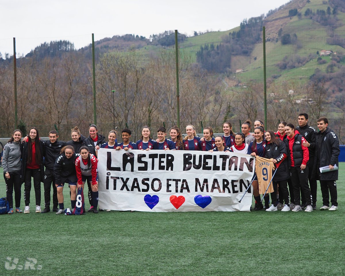 Bonito detalle de las de las compañeras del Eibar C, hoy en Unbe.
Esperando la pronta recuperación de Itxaso y Maren.
Y después les han dedicado la Victoria. SD Eibar C 3 - 1 Pauldarrak FKT.
Partidazo hoy en Unbe.
💪💙❤️💙💪