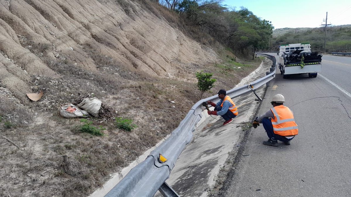 Mejoras en la Seguridad Vial: Sustitución de Barandas Metálicas y Cierre de Cruces Irregulares

Continuamos fortaleciendo la seguridad en nuestras carreteras troncales. Como parte de nuestros trabajos en la red vial, hemos llevado a cabo:

✅ Desmonte y sustitución de barandas de