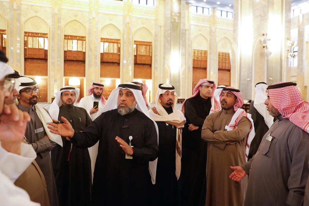 arabtvr21's tweet photo. @ypakwt @travellerskw @aljabass @younisalsuliman @IFITTorg تضمنت فعاليات #ملتقى_الرحالة_العرب_في_الكويت صلاة الجمعة في جامع الدولة الكبير مع استقبال خاص في القاعة الأميرية وتعريف ارشادي بتاريخ وفن عمارة المسجد وتقنياته واقسامه الداخلية والخارجية ومكتبة المخطوطات التاريخية وقد شرفت المجموعة بتقديم درع .

 #الرحالة_العرب إلى إدارة المسجد https://t.co/LT4SVaVffD