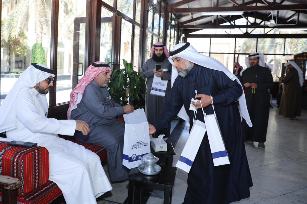 arabtvr21's tweet photo. @ypakwt @travellerskw @aljabass @younisalsuliman @IFITTorg تضمنت فعاليات #ملتقى_الرحالة_العرب_في_الكويت صلاة الجمعة في جامع الدولة الكبير مع استقبال خاص في القاعة الأميرية وتعريف ارشادي بتاريخ وفن عمارة المسجد وتقنياته واقسامه الداخلية والخارجية ومكتبة المخطوطات التاريخية وقد شرفت المجموعة بتقديم درع .

 #الرحالة_العرب إلى إدارة المسجد https://t.co/LT4SVaVffD