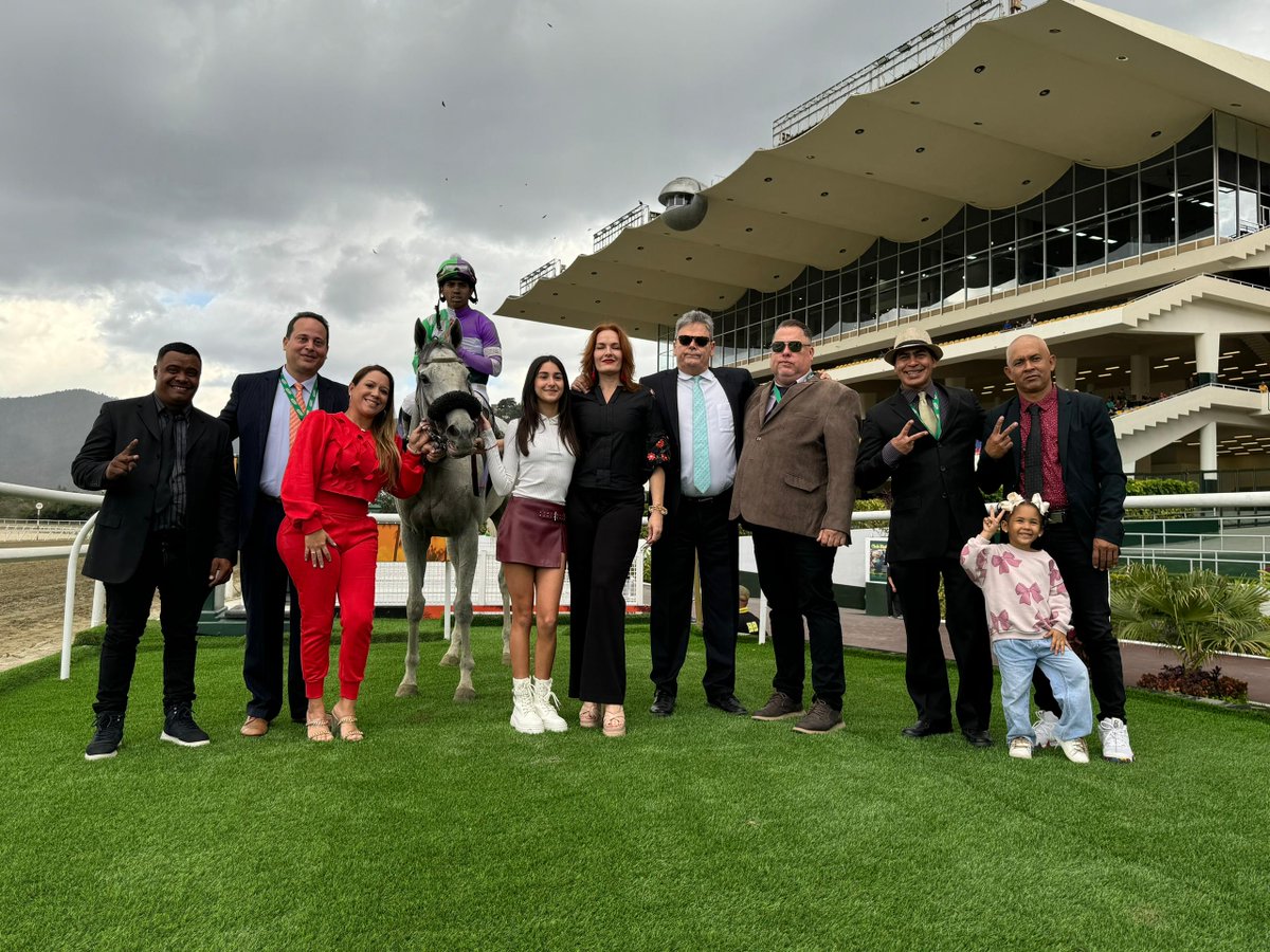 Fotos 📸| "Jaicelita" (6) triunfó en la 1era. válida para el 5y6, con la monta del jinete profesional Robert Capriles y el entrenamiento de Germán Rojas. 

👉 En el segundo puesto llegó "Emma Princess" (5). 

#Hipismo