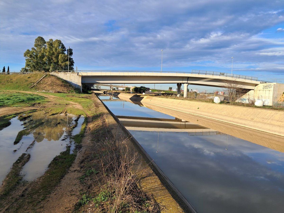 Este "Canal de Los Presos" fue construido a costa de sangre y muerte, con el trabajo esclavizado al que la dictadura franquista sometió a los presos republicanos en beneficio de las oligarquías terratenientes
 ¡Verdad, Justicia y Reparación!
Enero de 2015

Pone👆🏼👇🏼