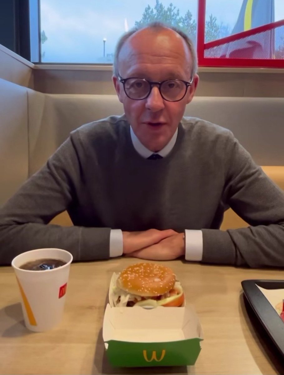 "Da bist du nun beinahe fast gerade erst geboren und schon sitzen wir zusammen beim Essen."