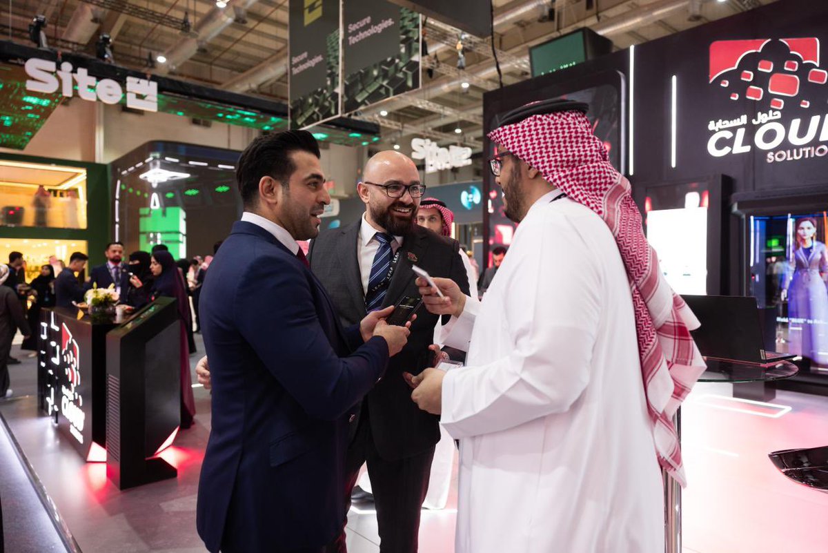 _CloudSolutions's tweet image. كان اليوم الأول لنا فى #ليب25 انطلاقة رائعة، حيث شهد جناحنا H1.L80 حضوراً مدهشاً من الزوار الذين توافدوا بأعداد كبيرة للمشاركة في حوارات مثمرة. لقد أتاح هذا اليوم فرصة لفتح آفاق جديدة نحو شراكات واعدة، ونسجنا خططاً لمستقبل مشرق مليء بالابتكار والتحديات المثيرة.

#ليب25
#LEAP25…