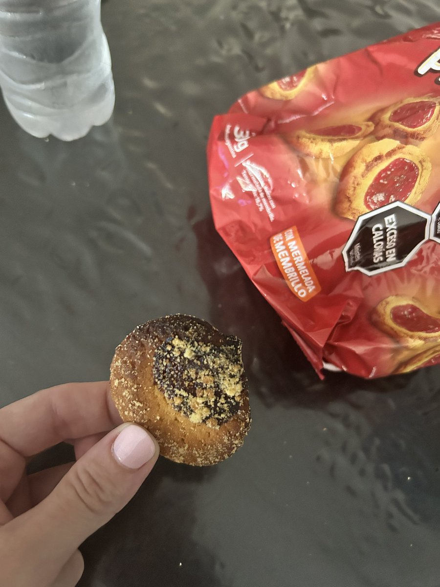 MariaLauVillar's tweet photo. @carrefourarg que pasa con las galletitas??? Si van a bajar la calidad de los productos avisen q no compro más! las galletitas pepas ya ni con membrillo vienen, y ni te cuento lo incomible q son las quemadas 🤮🤢 https://t.co/XO47BCqbpb