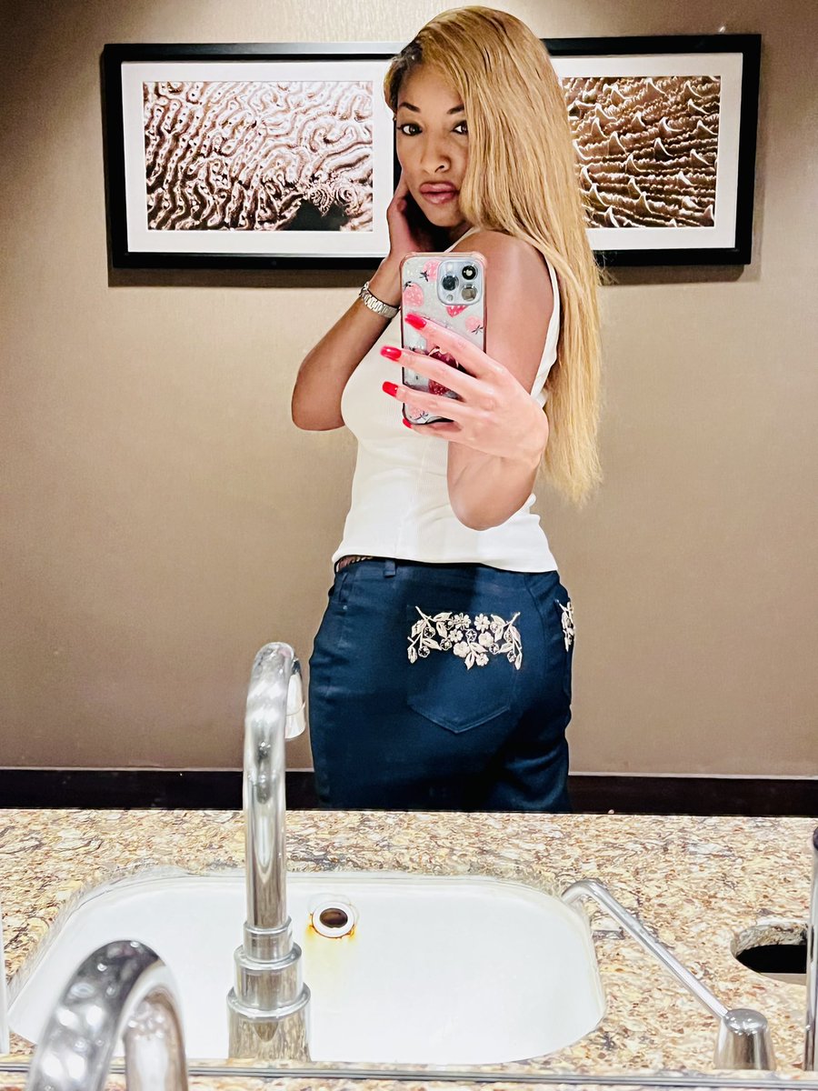 SphinixEy's tweet image. Purity at its finest #likealady #BusinessProposal