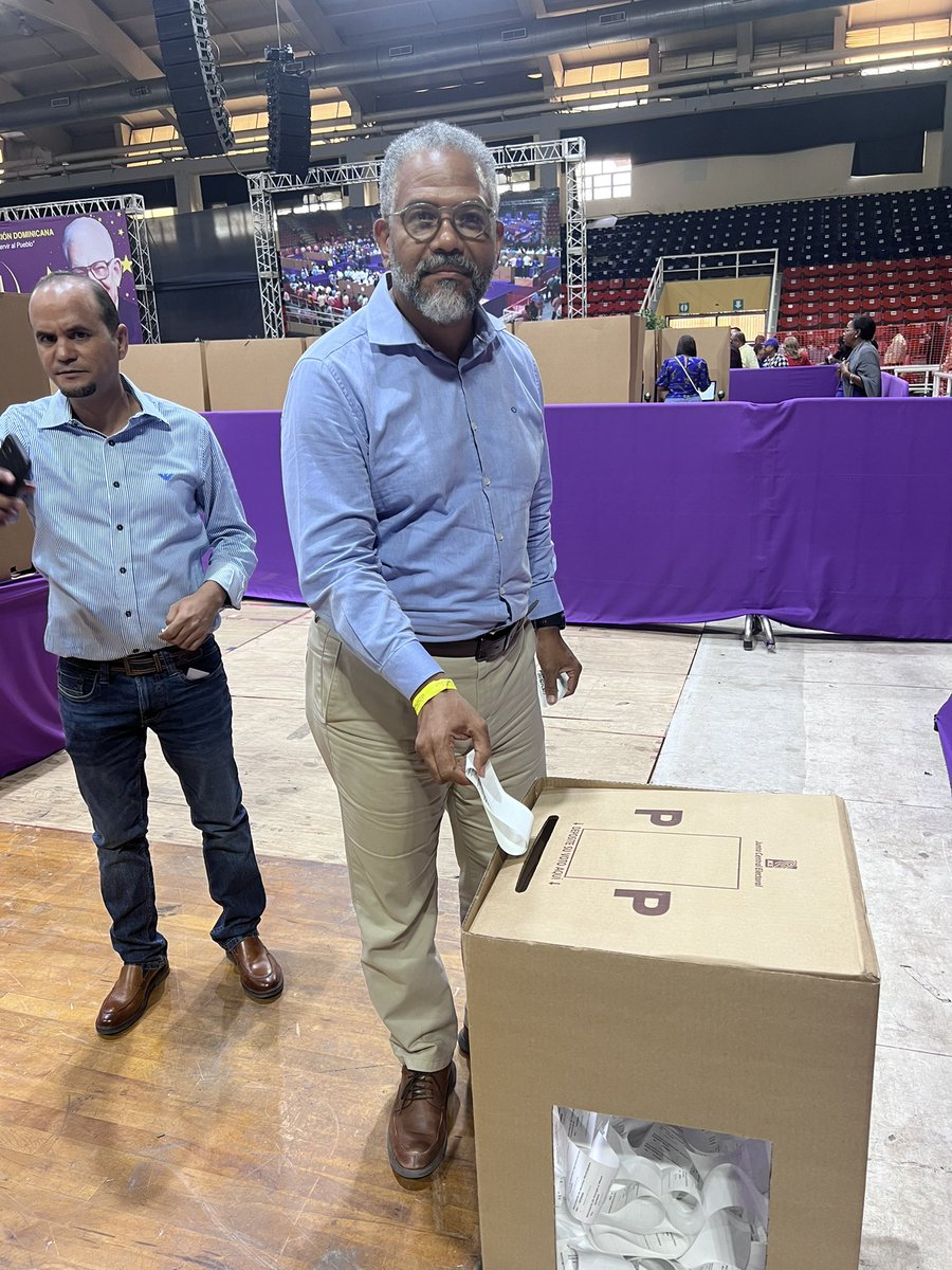 vrsanchez68's tweet photo. Participando en la elección de los titulares de las secretarías del @PLDenlinea. Acompañado del compañero @chanelsocial. https://t.co/CCcYoxVUVd