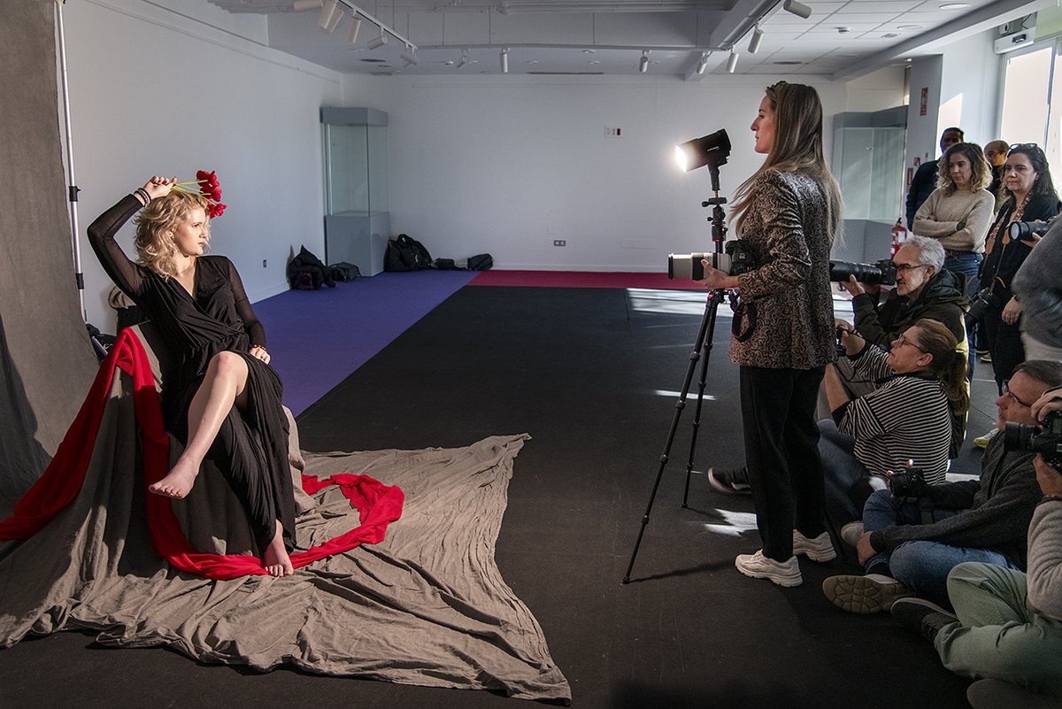 Mara Saiz imparte un taller sobre el retrato pictórico fotográfico 

tribuna.ucm.es/news/mara-saiz… 

<a href="/TribunaComplu/">Tribuna Complutense</a> <a href="/marasaiz_photo/">Mara Saiz</a>