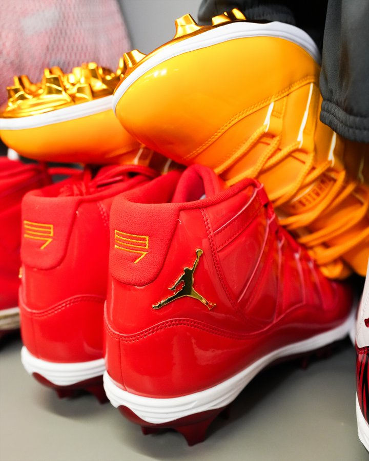 J23app's tweet photo. Travis Kelce's Super Bowl Cleats 🔥

📷 @NFL https://t.co/dT3ZLc5Sad