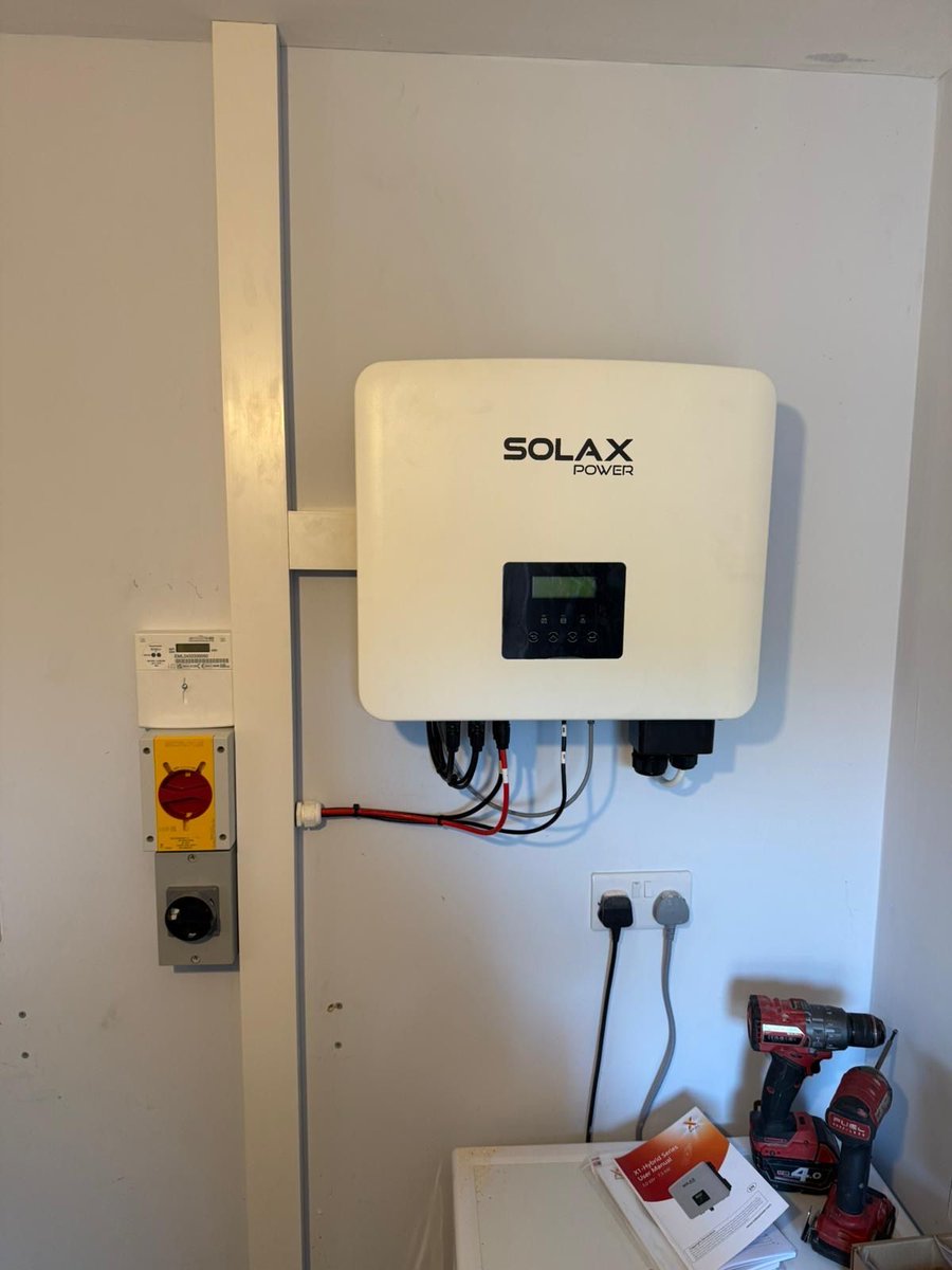 Our team completed this solar PV setup for a local customer. 3.6kW Array with Solax Hybrid inverter. Customer chose a total of 11.6kWh battery storage and hasn’t touched the grid since our install last month!