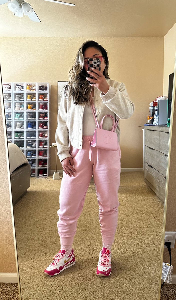 honeyMOmoney's tweet image. Day 9 - Hands In
Not my nails right now but when I had these done I definitely drew inspiration from these sneakers 💖
👟 Air Max 1 ‘86 Doernbecher Hailey
 #BHMKOTD25 #BHMKOTD