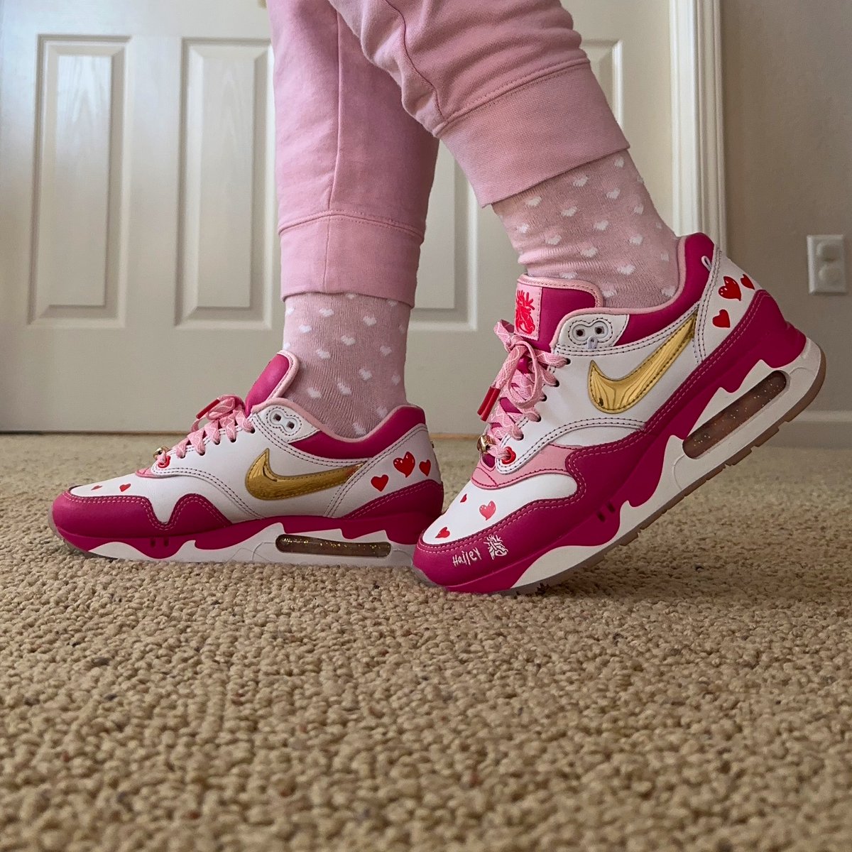 honeyMOmoney's tweet image. Day 9 - Hands In
Not my nails right now but when I had these done I definitely drew inspiration from these sneakers 💖
👟 Air Max 1 ‘86 Doernbecher Hailey
 #BHMKOTD25 #BHMKOTD