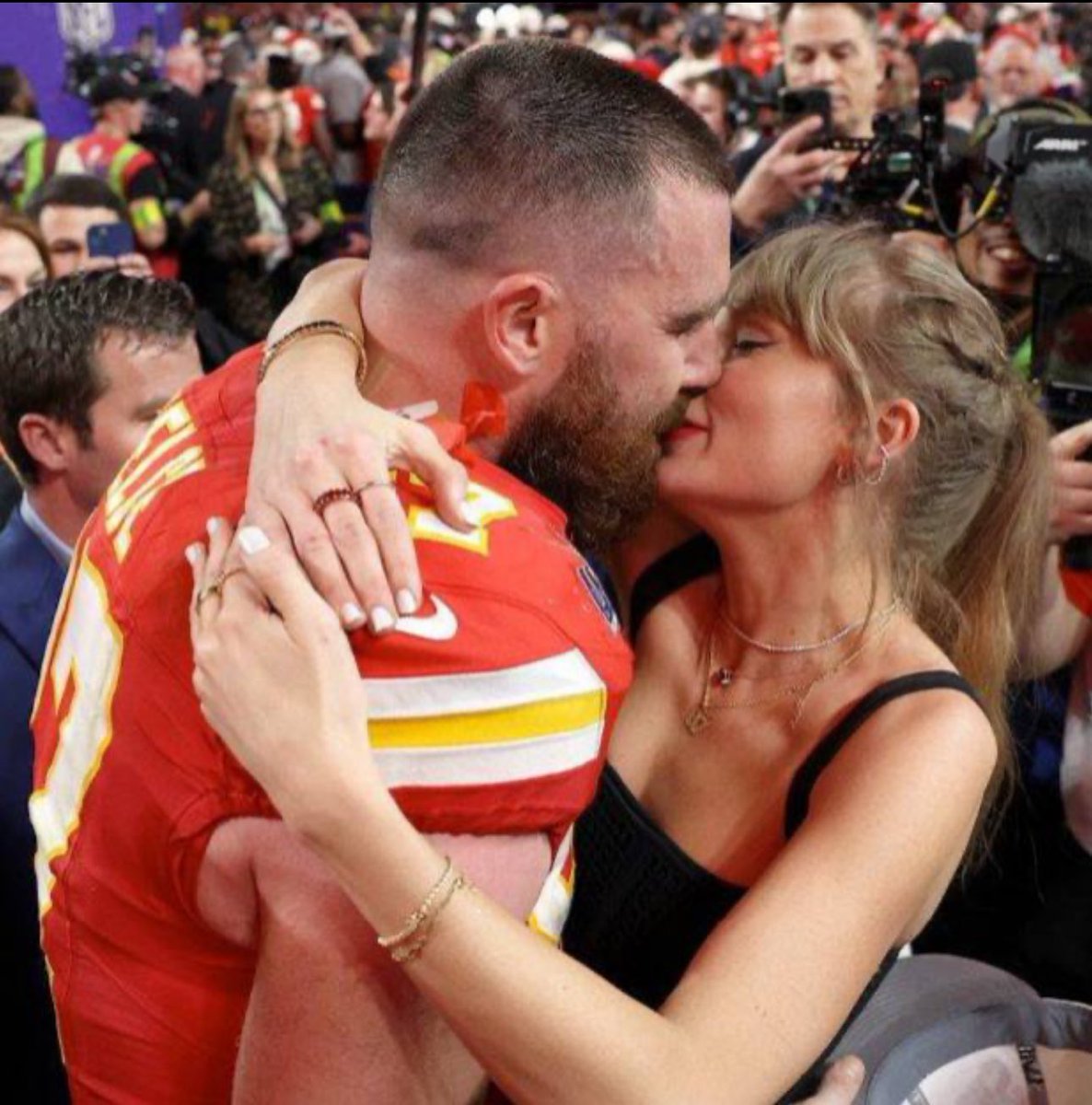 It’s finally time, Travis’s people leaked that he was going to propose so Taylor could (act surprised) but be prepared 😂

Gc1a9ax4HRQk5KZzMEZ92YjmSfGS6fzodMwEuAZnpump