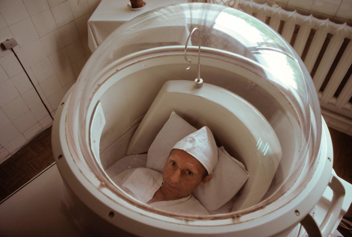 Morning oxygen treatment in a sanitorium near Riga, Latvian SSR, 1981 (photo by Peter Marlow)