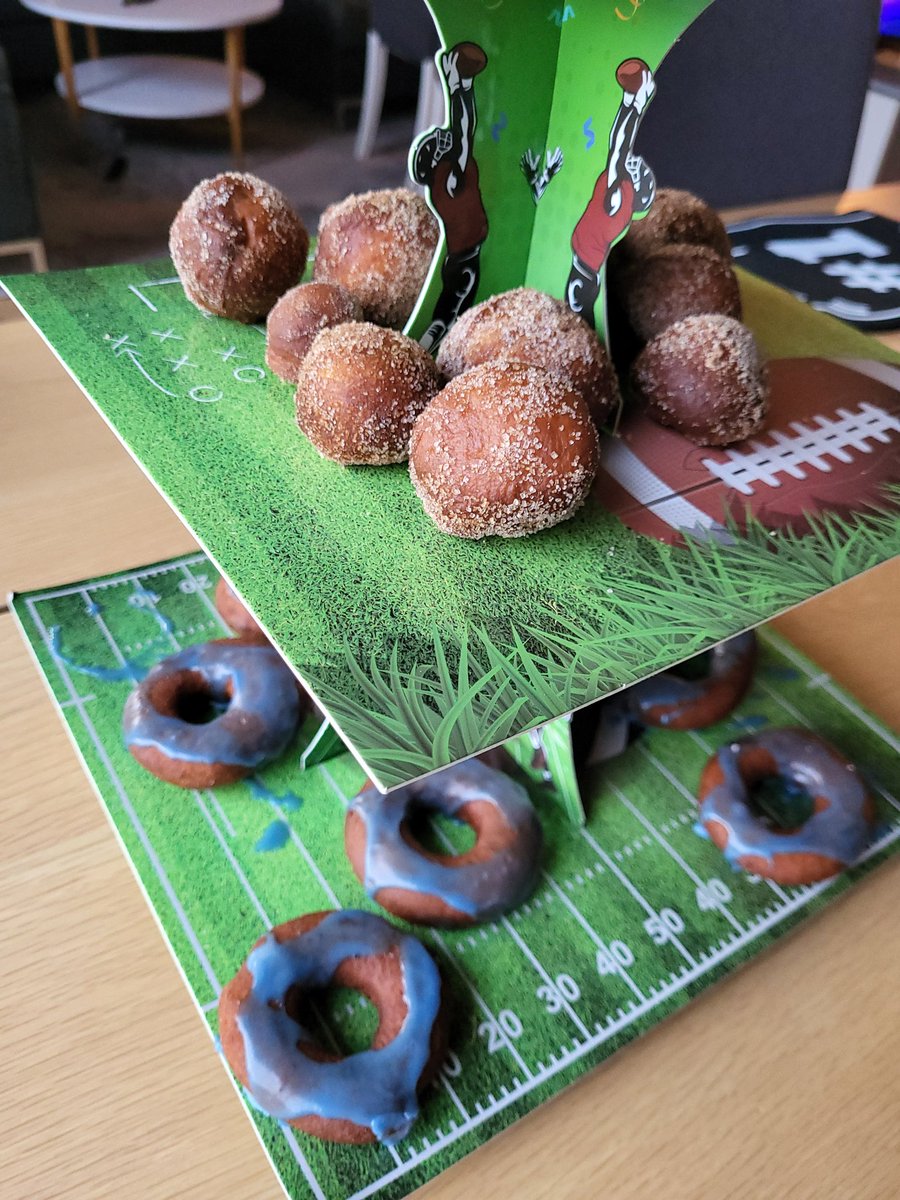 gustagunn's tweet photo. Superbowl Sunday fyrir norðan! Kleinuhringir í forrétt - vængir, pizzur &amp; laukhringir meðal heimagerðra aðalrétta! #NFLisland #foodgasm https://t.co/0HCjnHRIbG