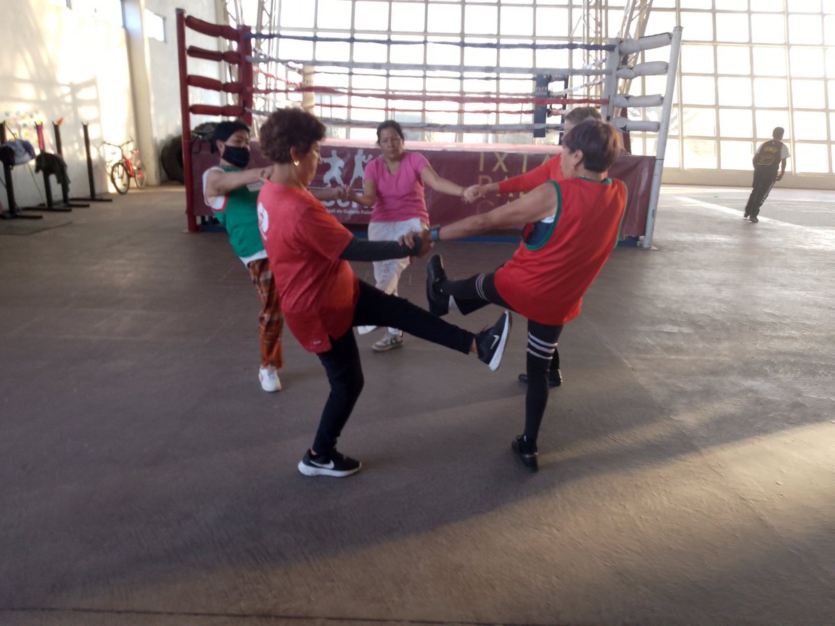 RiversNikyta's tweet photo. La Profesora Melina Rivera, junto a sus alumnos realizando, #ActivaciónRítmica de manera frecuente con el #SemáforoDeportivo 🔴🟡🟢, en el Centro de Formación Deportiva, "LOS HÉROES" Ixtapaluca Estado de México. https://t.co/D89nrOJb4h