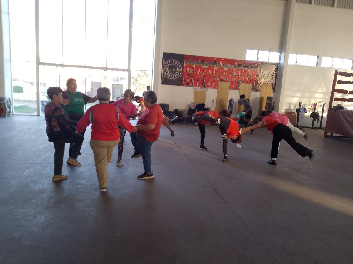 RiversNikyta's tweet photo. La Profesora Melina Rivera, junto a sus alumnos realizando, #ActivaciónRítmica de manera frecuente con el #SemáforoDeportivo 🔴🟡🟢, en el Centro de Formación Deportiva, "LOS HÉROES" Ixtapaluca Estado de México. https://t.co/D89nrOJb4h
