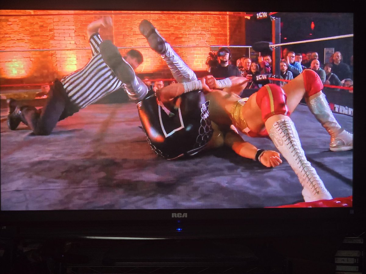 tall_ny's tweet photo. Landon Riley retained his ICW Zero-G Championship over Daz Black @InsaneChampWres https://t.co/mlSBUmUx8x