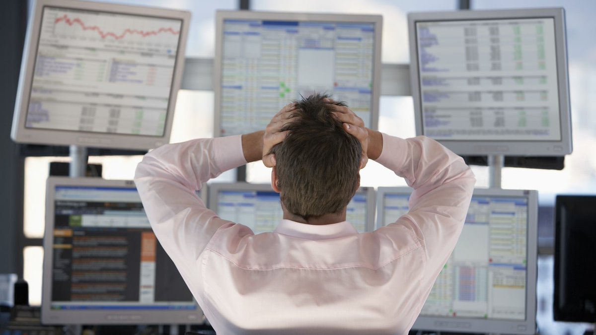 #معلومة 

هناك ما يسمى 📍 ادمان التداول   

وهو ان يتخلى #المتداول عن وضع قيود له ويدخل في حالة تهور تدفعه للشراء والبيع بدون تثبت ودراسة ويُغيب جانب التفكر والتدبر العقلي وقد يسلم نفسه لبعض ما يروج في المجالس ومواقع التواصل الاجتماعي واحياناً يكون سبب هذا التهور هو الانتقام من