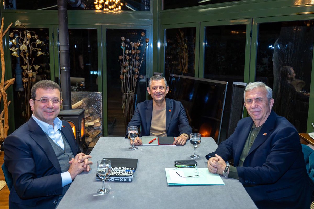 Birlikteyiz
Hep birlikte olacağız
Hep beraber kazanacağız 
Türkiye kazanacak…