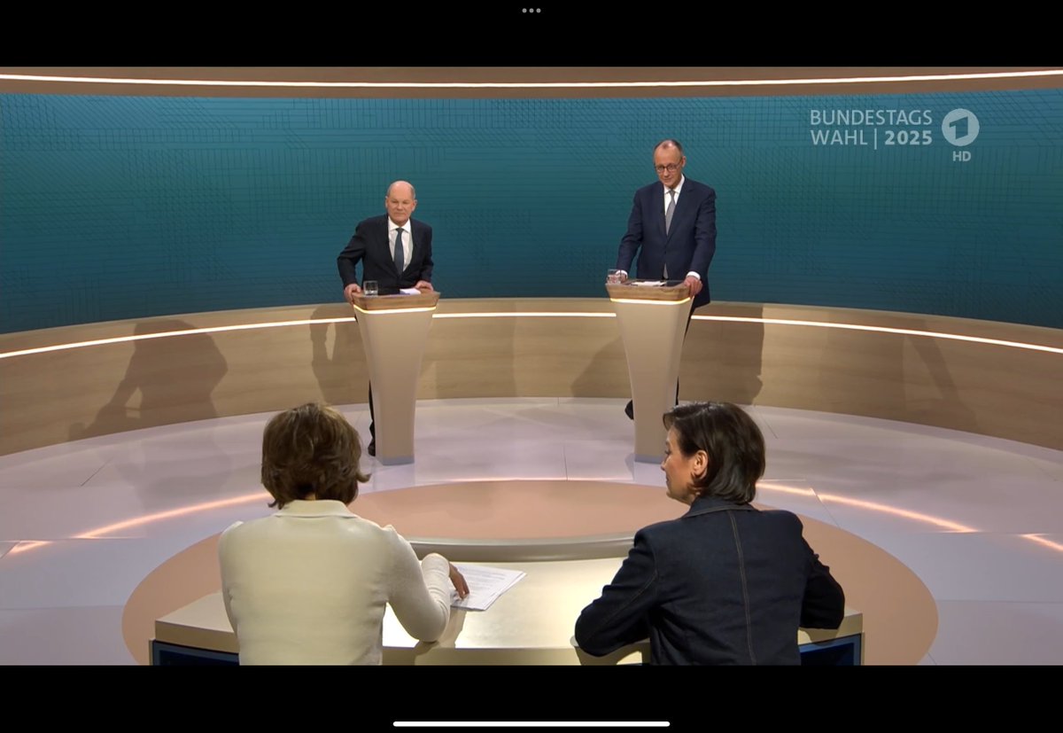Nach knapp einer Stunde halte ich mal gegen alle Lautschreier fest: Das #TVDuell ist bisher von Höflichkeit und grundsätzlicher Sachorientierung geprägt. Das unterscheidet 🇩🇪von den 🇺🇸 und anderen Ländern - und muss auch mal gewürdigt werden.