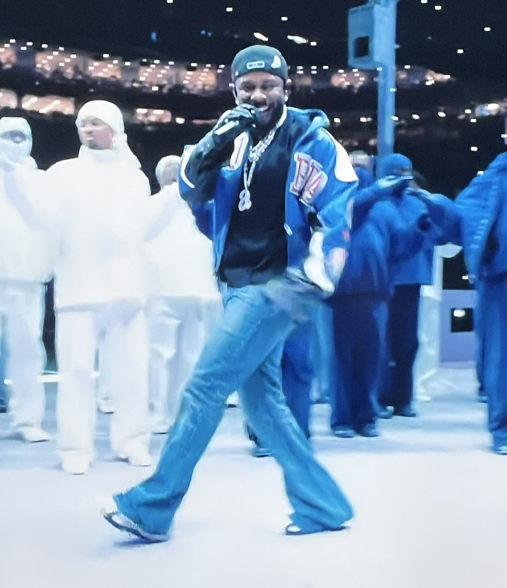 The smile on Kendrick’s face when he said “Say, Drake, I heard u like em young” 😭😭 HE’S EVIL #SuperBowl #KendrickBowl