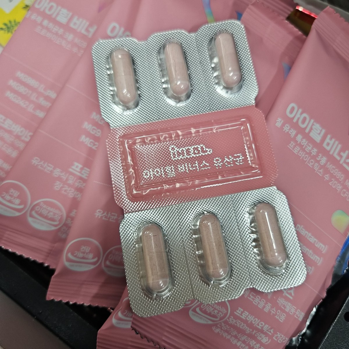 biwa9zz's tweet photo. 평소에 냉, 질염으로 고생하시고 특히 조금만 피곤해도 더 심해지는 분들은 질 전용 유산균 며칠만 드셔보세요. 저는 웬걸 딱 3일차 되니까 냄새부터 확 줄고 예상치 못하게 화장실까지 잘 가게 됨… 아 올영 오특이니까 제일 싸요!!

https://t.co/zvKHTEmxlO https://t.co/NbK0vyyG7t