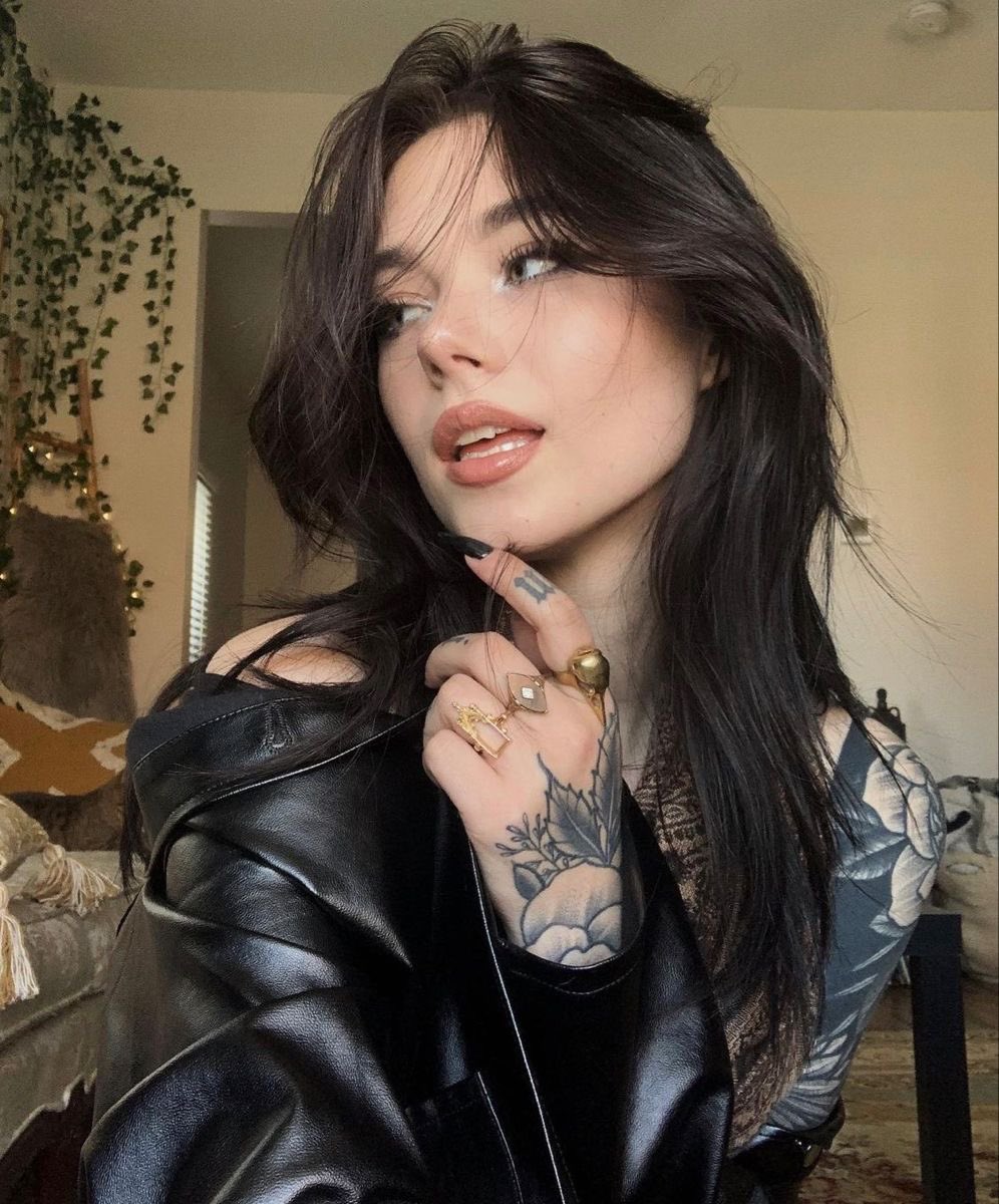 WretchedNeutral's tweet image. — 𝑬𝒎𝒃𝒆𝒓 𝑹𝒂𝒚𝒏𝒆 𝑬𝒍𝒍𝒊𝒔 —

brat. lover of the unknown.
loyal. protective. trusting.
blunt. honest. cold.
the resident mortician with a dark side.

original char. 21+. mdni.