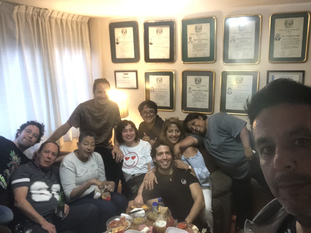 AndresLizalde's tweet photo. Viendo el #SuperBowl en familia #SBxFSMX https://t.co/f15KuBo1ps