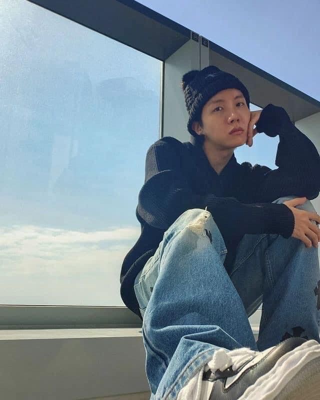 hourly hyung line tweet media