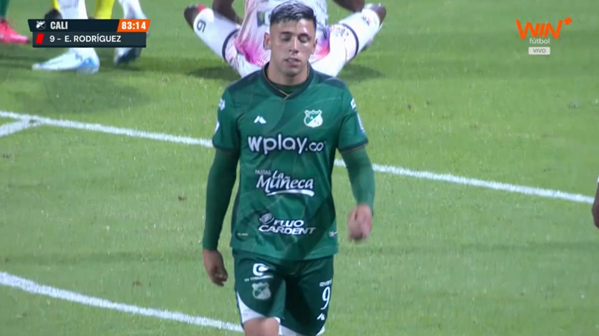 ¿Los jugadores qué partido juegan? Expulsado Emiliano Rodríguez.
El uruguayo sabe que el árbitro está midiendo diferente y hace una estupidez. Dejando al equipo comprometido a falta de poco para el final.