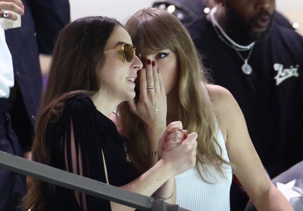 Taylor Swift and Alana Haim! #SuperBowl