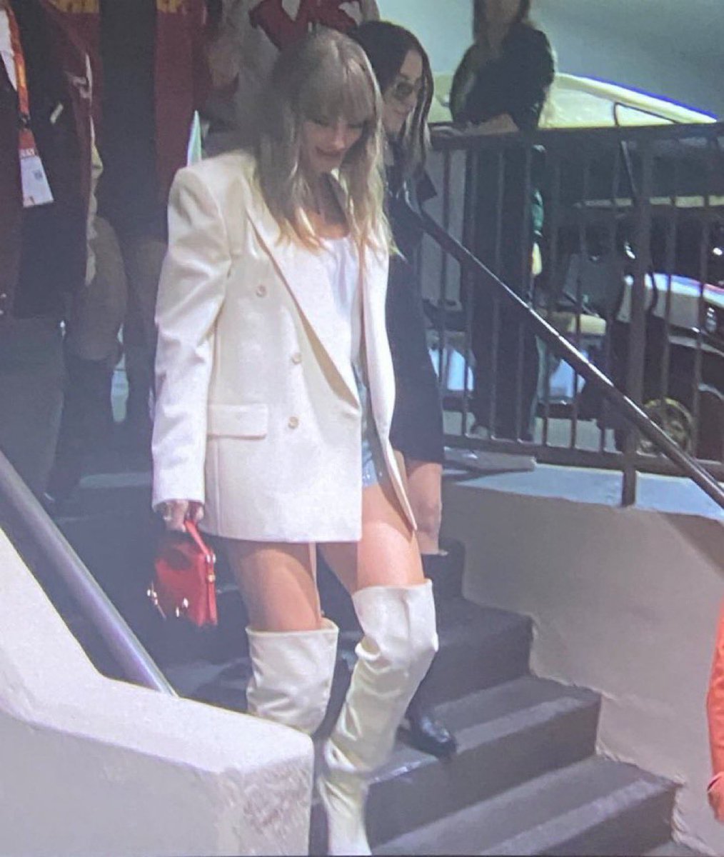 solonglils's tweet image. close enough welcome back silver the man jacket 🤍