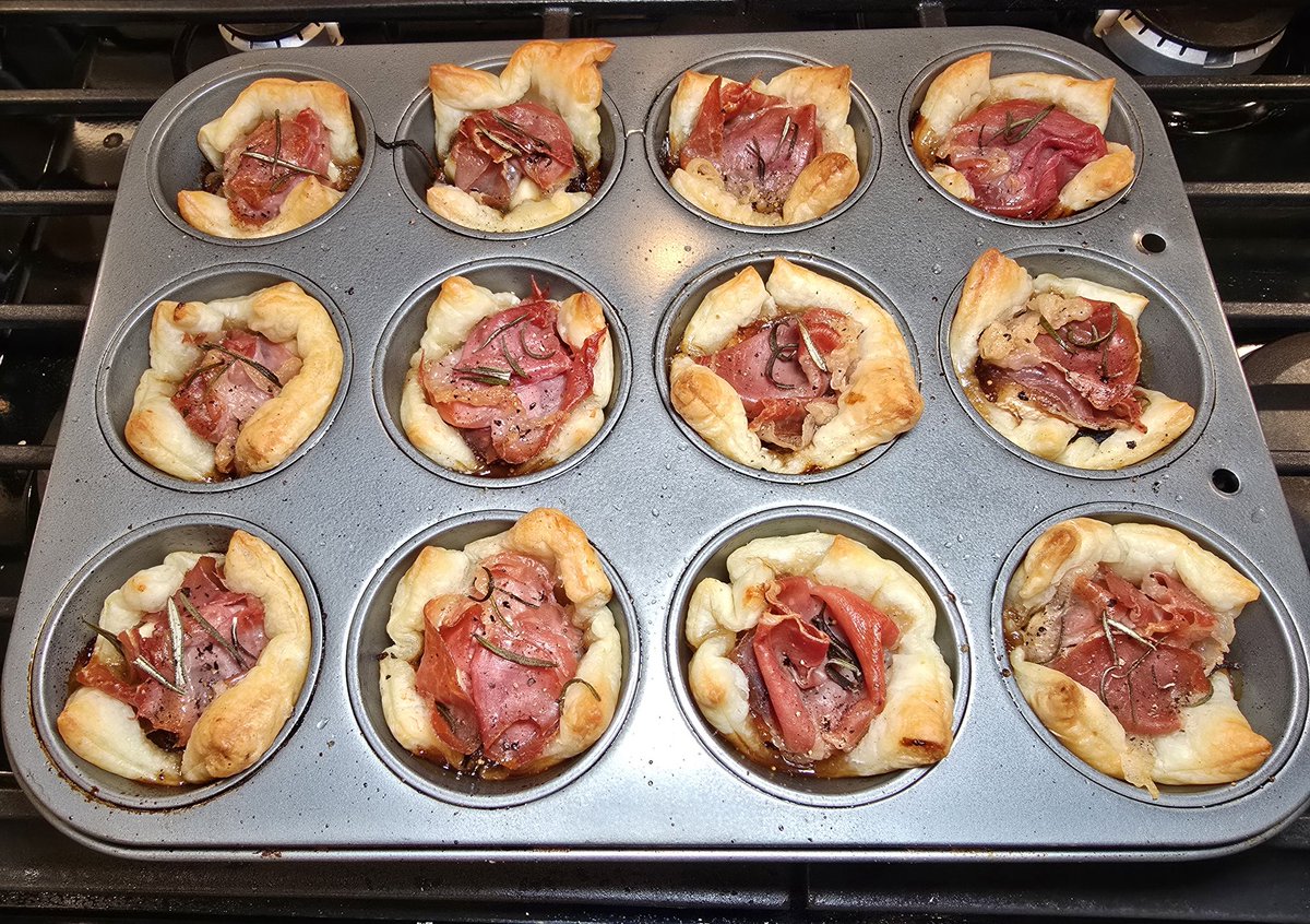Noles31BB's tweet photo. Its #SuperBowl Sunday!! Thanks to @XWorldCuisines for the idea for these fun tarts!!! #Aubert is a perfect pair with them, too. https://t.co/J2B8xT8xSp