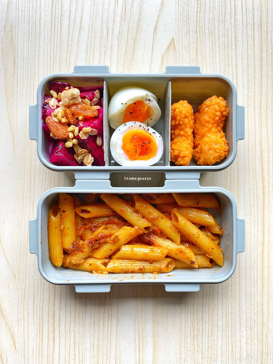 Happy Monday!
Hari ini aku bawa bekal spicy penne yang masaknya sat set tapi enak poll^^
Ada telur rebus, buah naga granola dan nugget juga~ 🍱💗