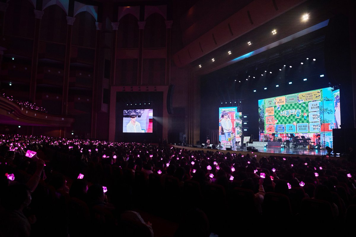 함께이기에 우린 영원한 해피엔딩 ૮ • ﻌ -ა 🍀
지나온 시간을 넘어 앞으로의 15년도 함께해🤙🏻

#김준수 뮤지컬 데뷔 15주년 팬미팅
𝐊𝐈𝐌 𝐉𝐔𝐍 𝐒𝐔 𝐕𝐢𝐥𝐥𝐚𝐠𝐞 𝟏𝟓🏠

🌟DAY1 ➫ 02/08 (Sat.) 7PM
🌟DAY2 ➫ 02/09 (Sun.) 5PM

⁦#KIMJUNSU⁩ ⁦#金俊秀⁩ ⁦#XIA⁩
⁦#XIA준수