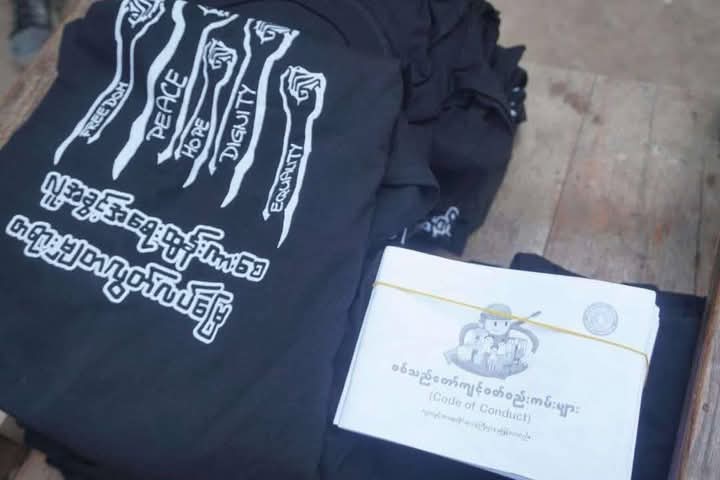 ANoahnyein's tweet image. လူ့အခွင့်အရေးဆိုင်ရာဝန်ကြီးဌာနက ဖြန့်ဝေတဲ့ စစ်သည်တော်ကျင့်ဝတ်စည်းကမ်း(CoC) လက်ကမ်းစာစောင်တွေကို ထပ်ဆင့်ဖြန့်ဝေ ဟောပြောနေကြတဲ့ 96 soldiers PDF များ    
#NUG
#MOHR
#96_soldiers_PDF
Photos Crd