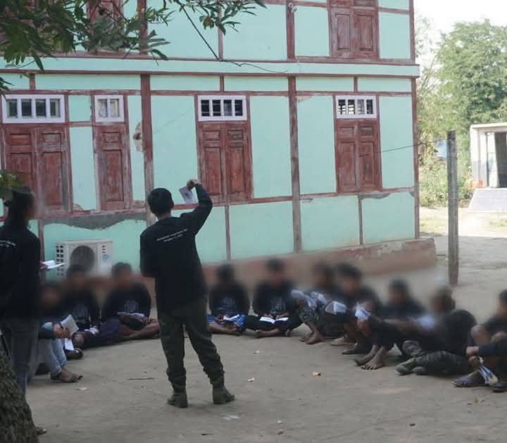 ANoahnyein's tweet image. လူ့အခွင့်အရေးဆိုင်ရာဝန်ကြီးဌာနက ဖြန့်ဝေတဲ့ စစ်သည်တော်ကျင့်ဝတ်စည်းကမ်း(CoC) လက်ကမ်းစာစောင်တွေကို ထပ်ဆင့်ဖြန့်ဝေ ဟောပြောနေကြတဲ့ 96 soldiers PDF များ    
#NUG
#MOHR
#96_soldiers_PDF
Photos Crd