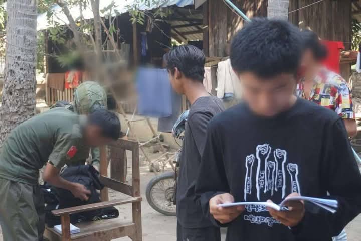 ANoahnyein's tweet image. လူ့အခွင့်အရေးဆိုင်ရာဝန်ကြီးဌာနက ဖြန့်ဝေတဲ့ စစ်သည်တော်ကျင့်ဝတ်စည်းကမ်း(CoC) လက်ကမ်းစာစောင်တွေကို ထပ်ဆင့်ဖြန့်ဝေ ဟောပြောနေကြတဲ့ 96 soldiers PDF များ    
#NUG
#MOHR
#96_soldiers_PDF
Photos Crd